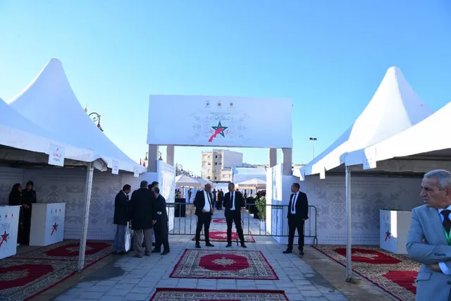 Entrée aménagée avec tentes pour l’événement à Khémisset